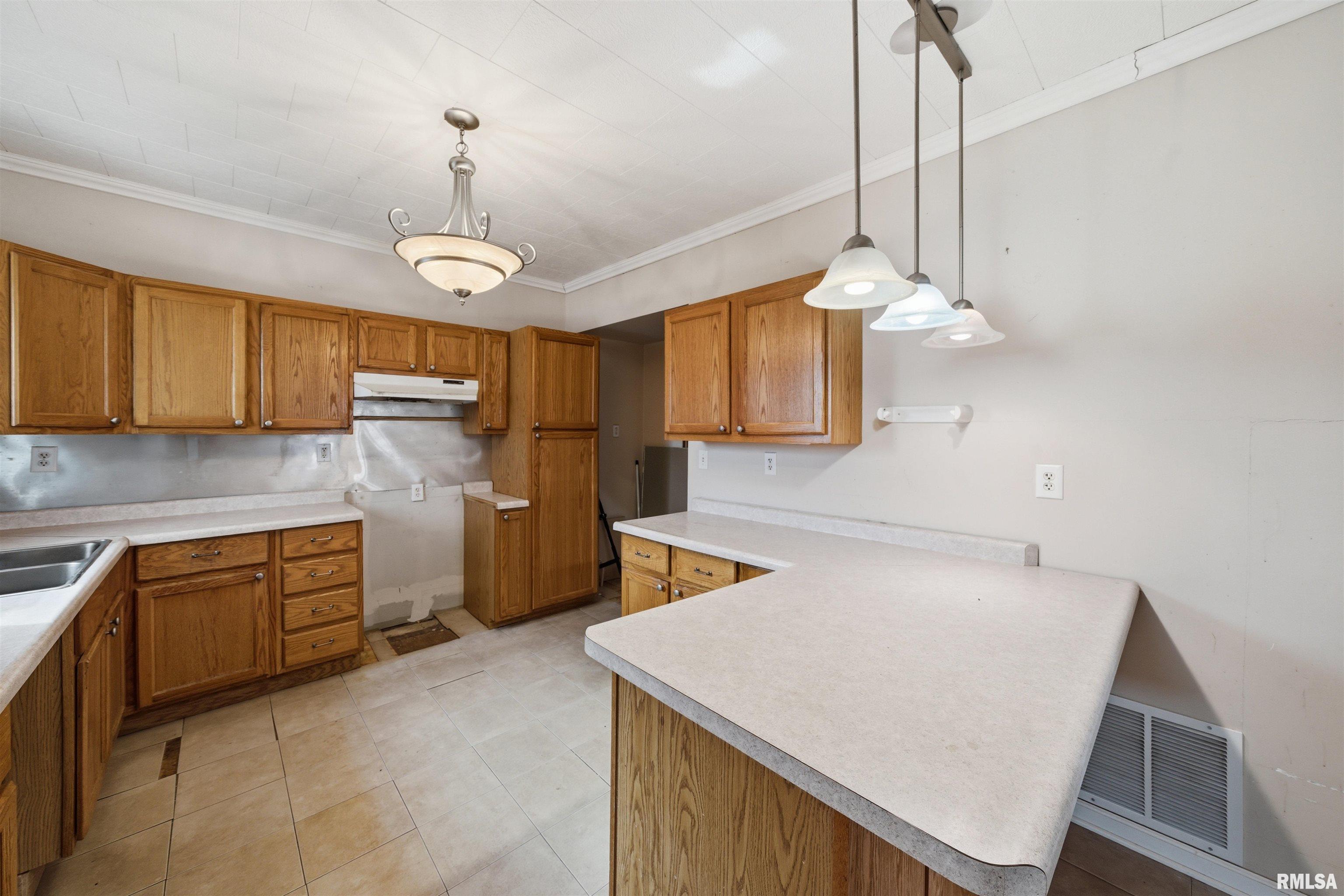 412 West Maple Street Canton, IL 61520 - Photo 8 of 27