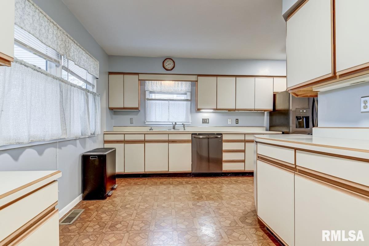 48 Villanova Drive Springfield, IL 62703 - Photo 11 of 28 Gallery Image 11