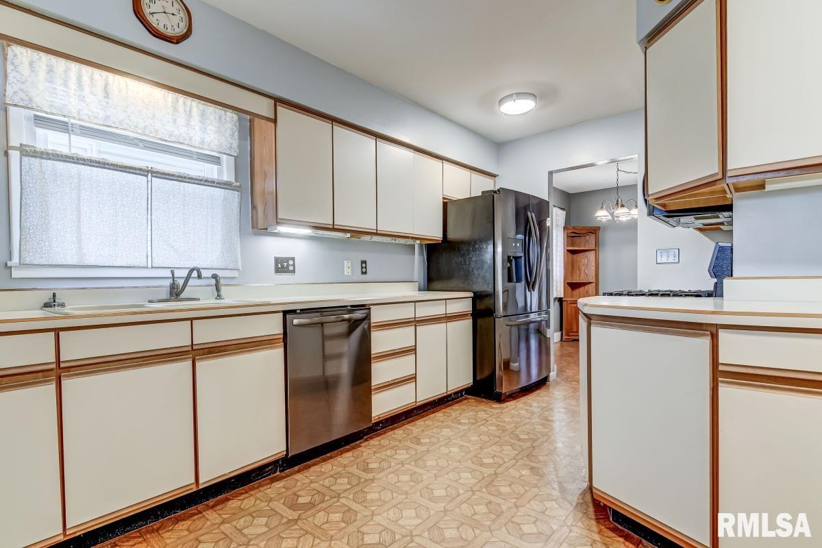 48 Villanova Drive Springfield, IL 62703 - Photo 8 of 28 Gallery Image 8