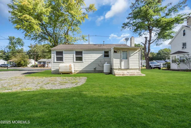 a view of a house with backyard and garden