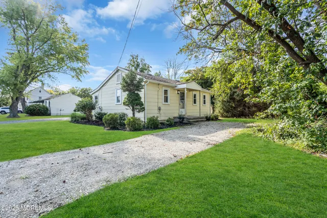 a view of a house with backyard and garden