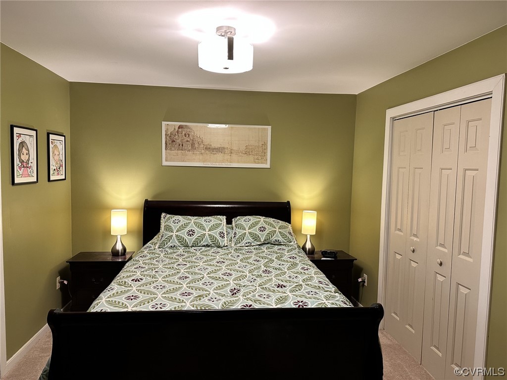 1811 Ducatus Drive Midlothian, VA 23113 - Photo 18 of 24 a bed sitting in a room next to a lamp