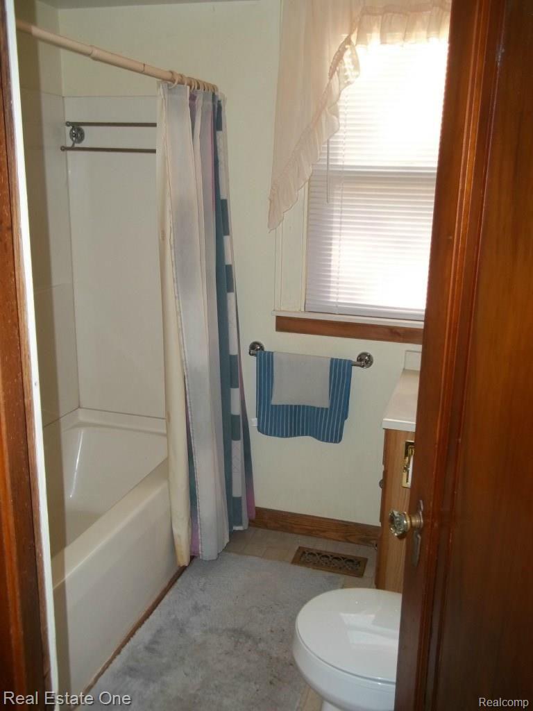 4891 Genesee Road Lapeer, MI 48446 - Photo 28 of 34 1ST FL BATH.jpg