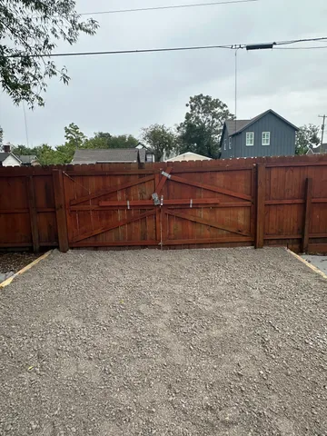 a view of a backyard