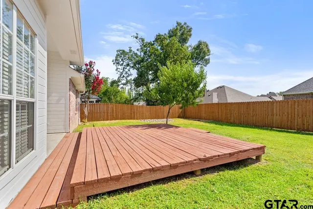 a view of backyard with barn