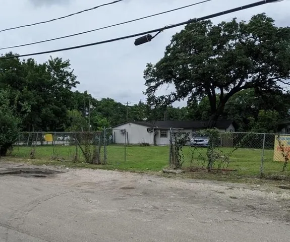 a view of a yard with porch