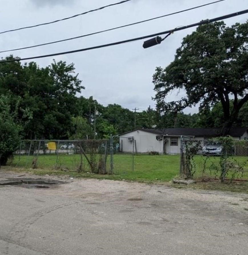 2002 Jensen Drive Houston, TX 77026 - Photo 6 of 7 a view of a yard with potted plants