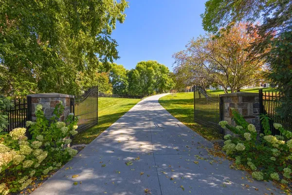 $3,995,000 | 1560 Hunter Drive, Wayzata, MN 55391