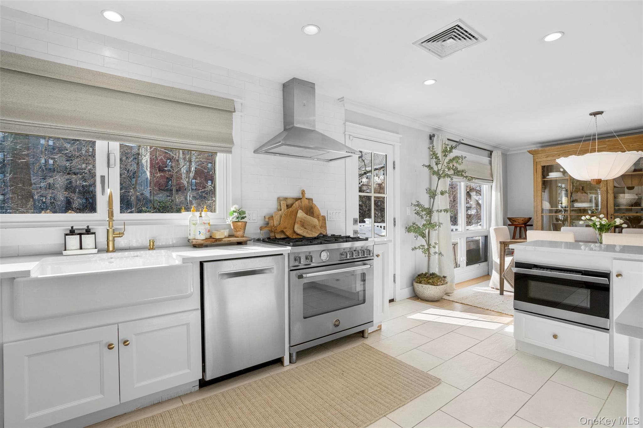 87 Inverness Road New Rochelle, NY 10804 - Photo 9 of 29 Stainless steel appliances and retractable / sliding oversized windows for indoor/outdoor entertainment