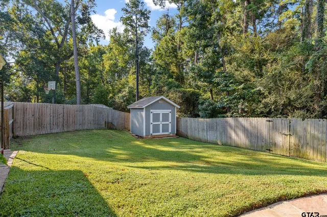 a view of a back yard