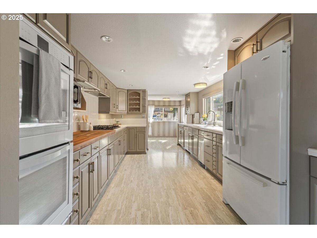 205 North Bridgeton Road, Unit 9W Portland, OR 97217 - Photo 10 of 43 Gallery Image 10