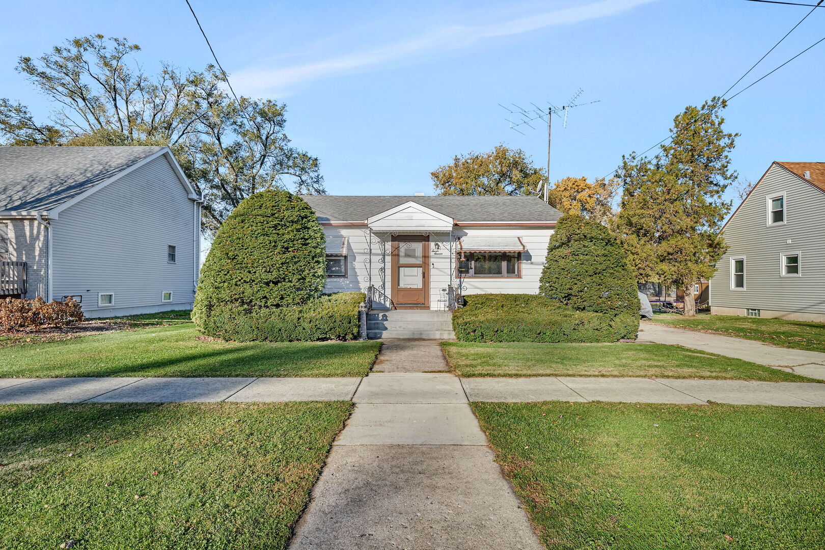 711 Clinton Street Lockport, IL 60441 - Photo 1 of 22 a front view of a house with garden
