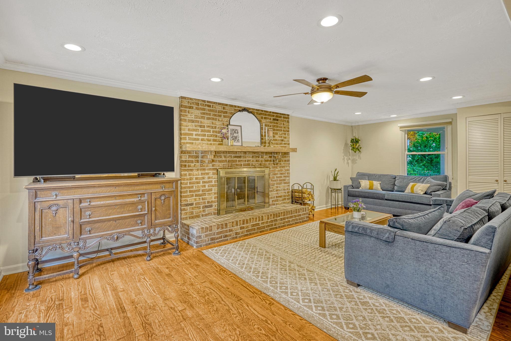 16083 Radburn Street Woodbridge, VA 22191 - Photo 16 of 63 Living Room
