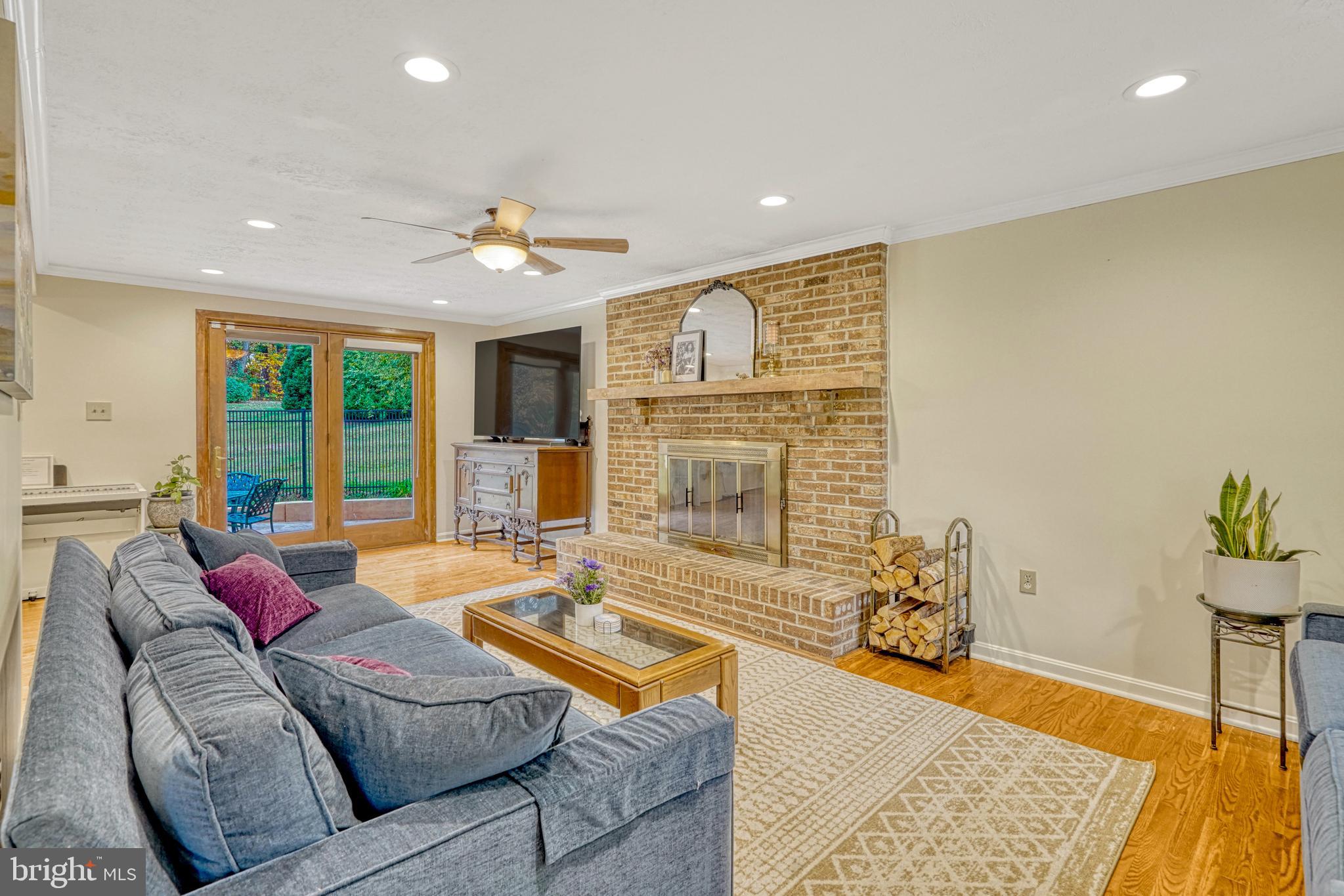 16083 Radburn Street Woodbridge, VA 22191 - Photo 18 of 63 Living Room