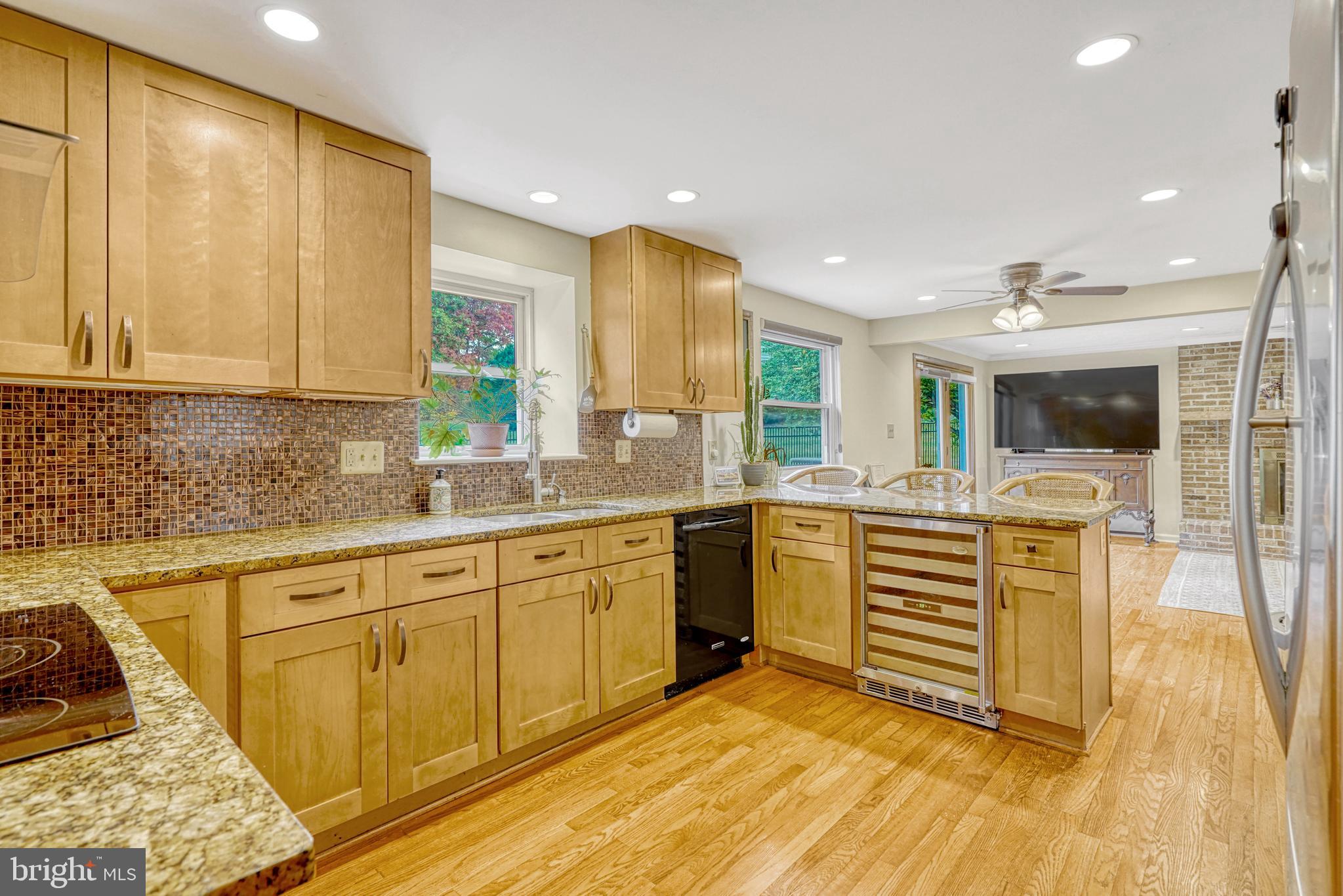 16083 Radburn Street Woodbridge, VA 22191 - Photo 10 of 63 Kitchen