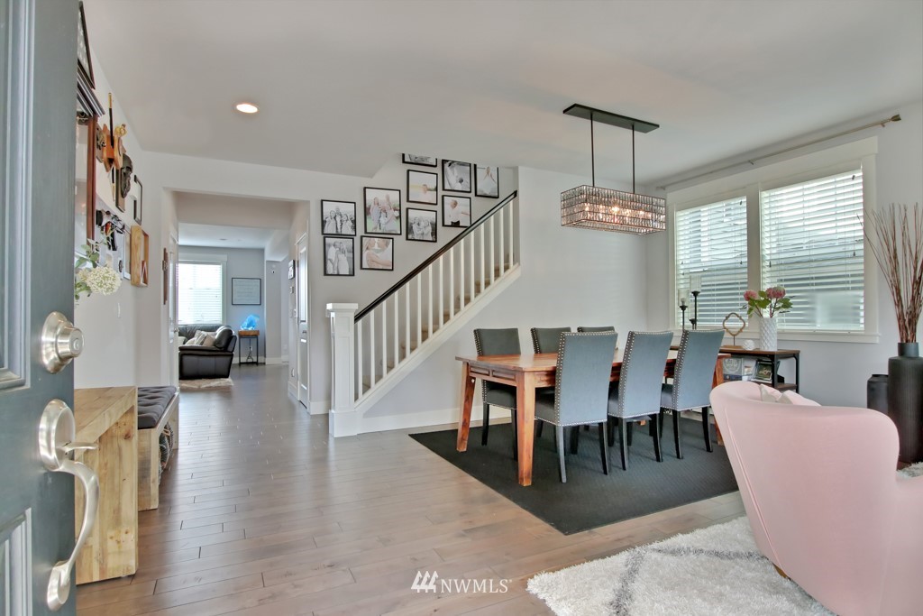 811 Mount Baker Avenue Northeast Renton, WA 98059 - Photo 3 of 27 Gallery Image 3