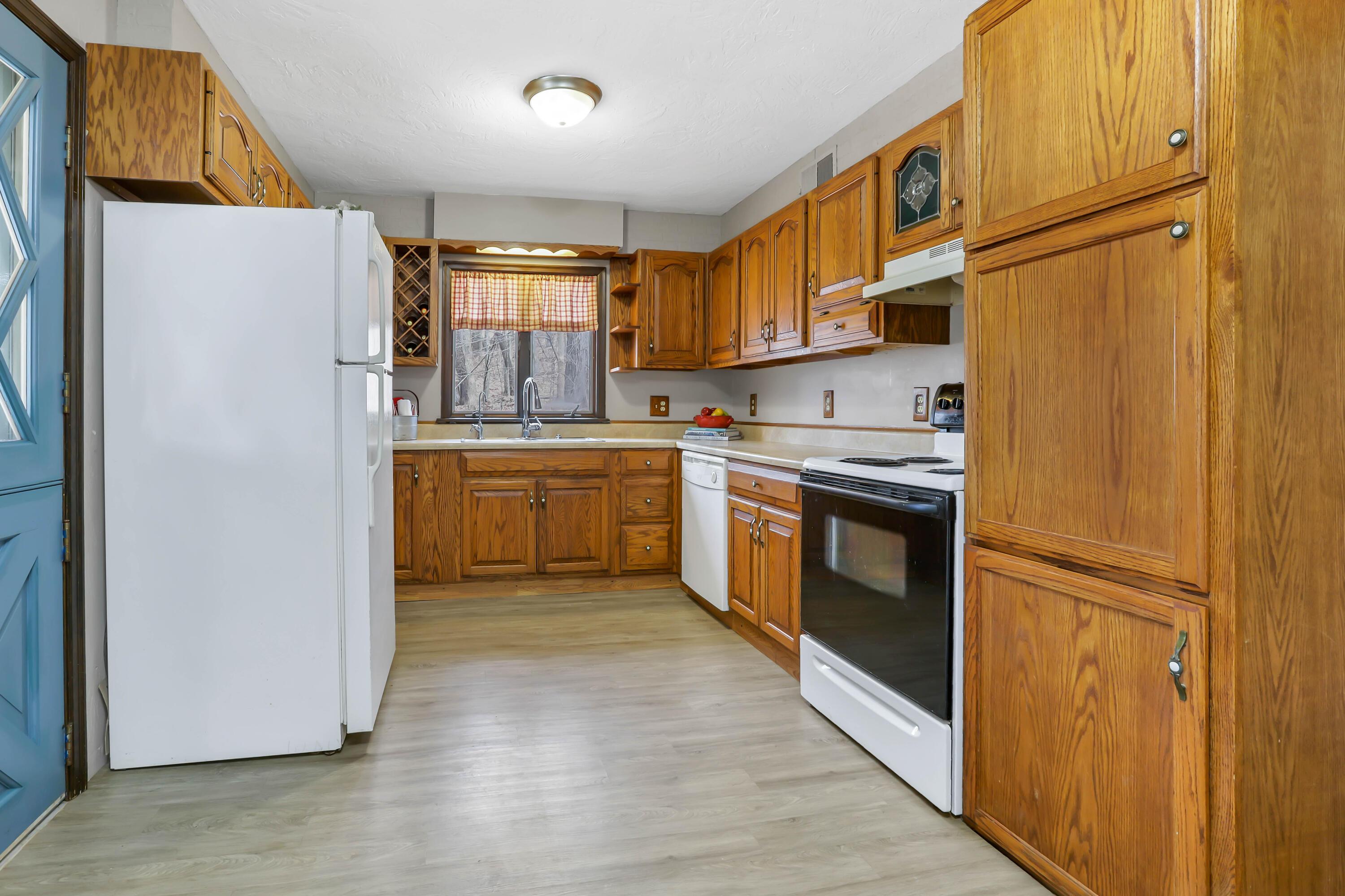 22305 Beaver Road Howard, OH 43028 - Photo 6 of 41 Spacious kitchen with oak cabinets