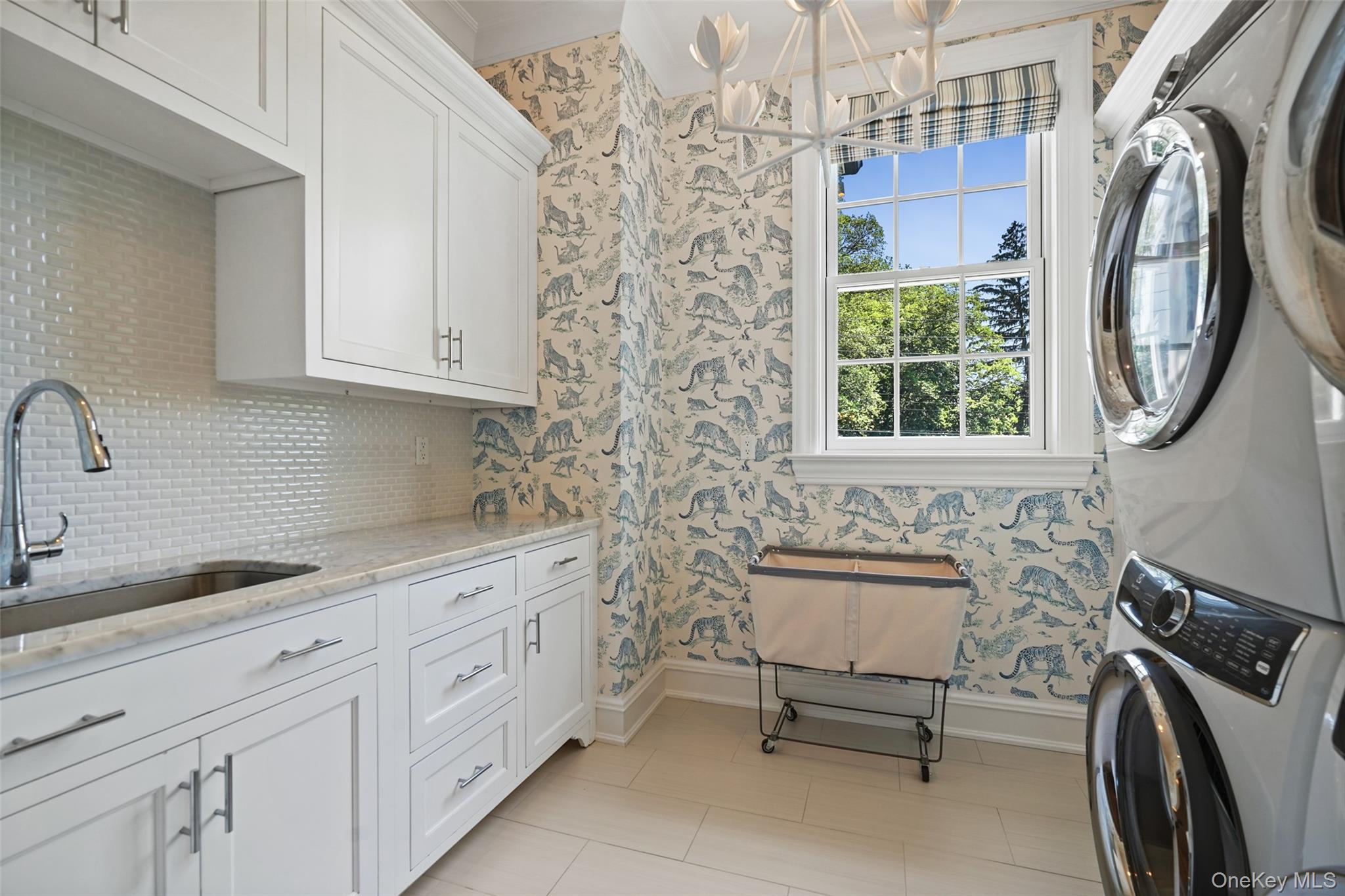 27 Murray Hill Road Scarsdale, NY 10583 - Photo 17 of 29 a bathroom with a sink a toilet and a bathtub