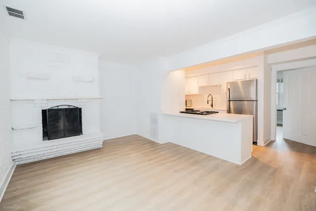 $2,495 | 455 West Grant Place, Unit 6, Chicago, IL 60614