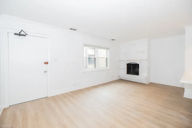 $2,495 | 455 West Grant Place, Unit 6, Chicago, IL 60614