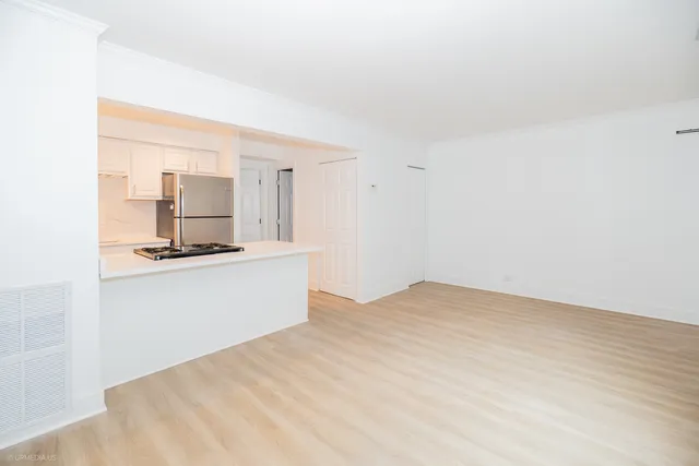 $2,495 | 455 West Grant Place, Unit 6, Chicago, IL 60614