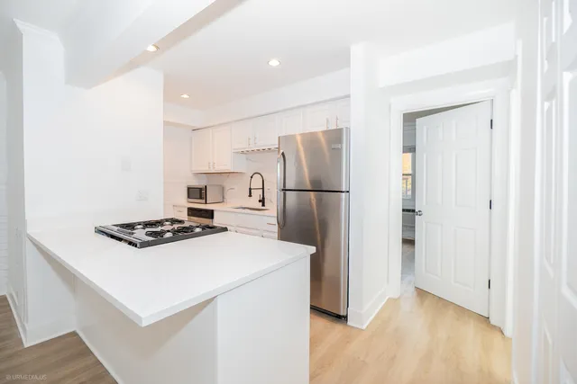 $2,495 | 455 West Grant Place, Unit 6, Chicago, IL 60614