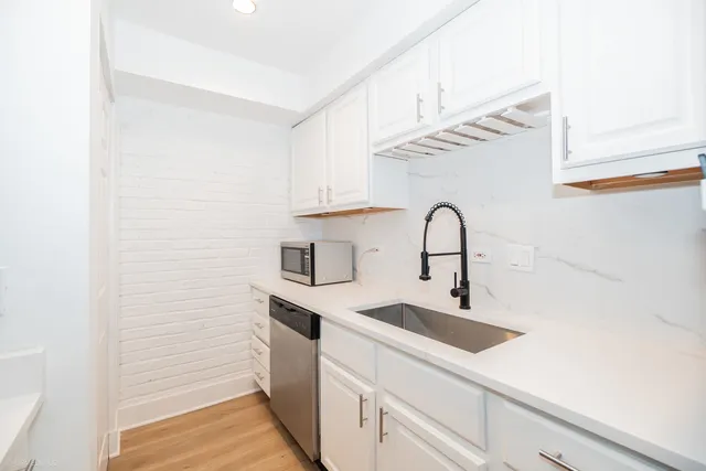 $2,495 | 455 West Grant Place, Unit 6, Chicago, IL 60614