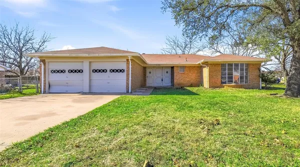 $2,125 | 125 North Jessup Street, Alvarado, TX 76009