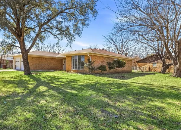 $2,125 | 125 North Jessup Street, Alvarado, TX 76009