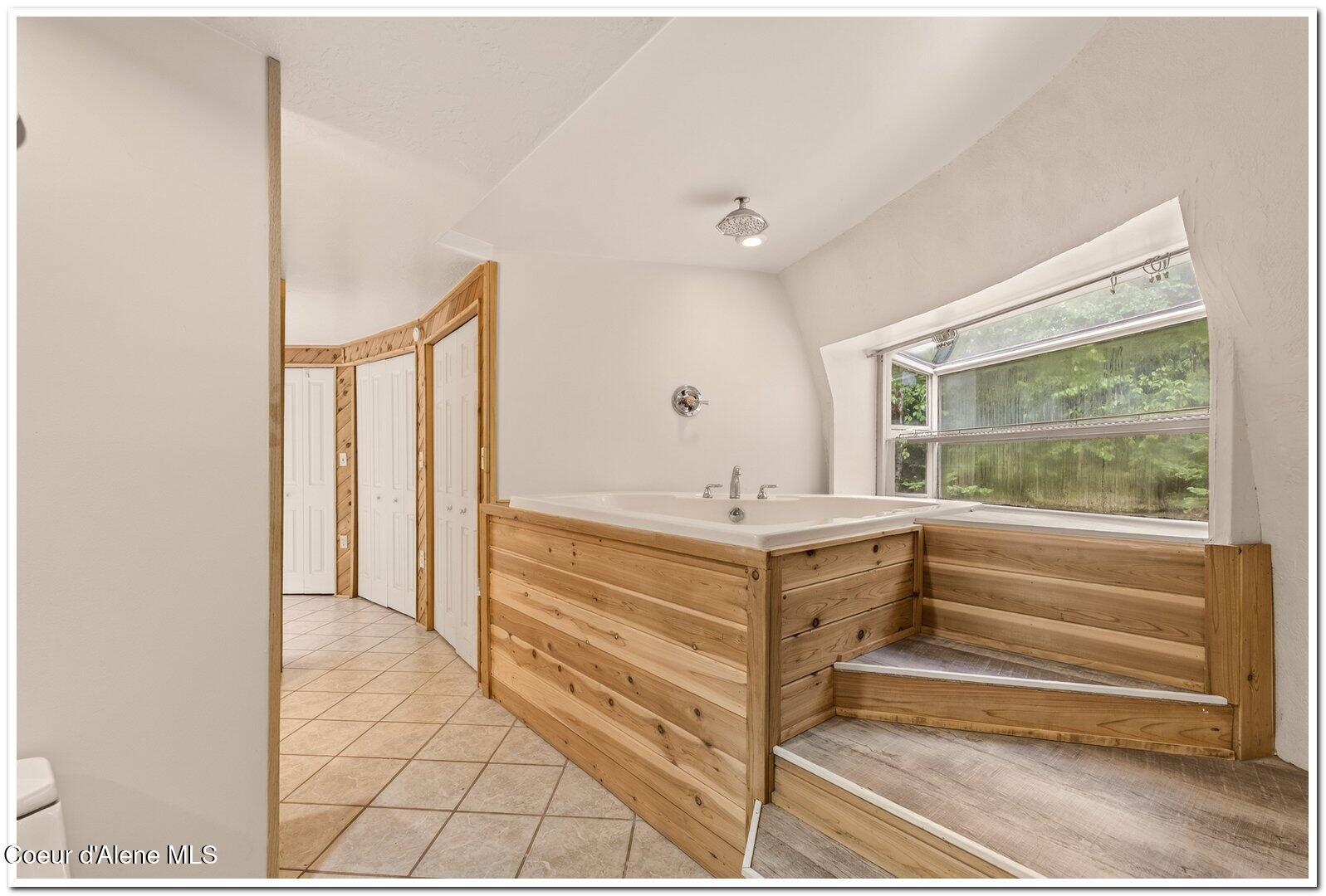 159 Tower Road Naples, ID 83847 - Photo 18 of 50 19 Primary Jetted Tub with Garden Window