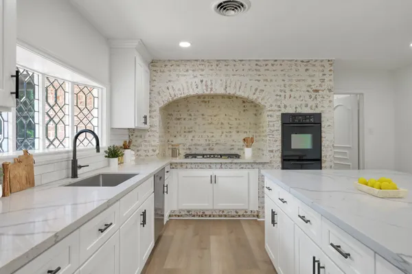 $495,000 | 3 West Briarwood Drive, Conroe, TX 77301