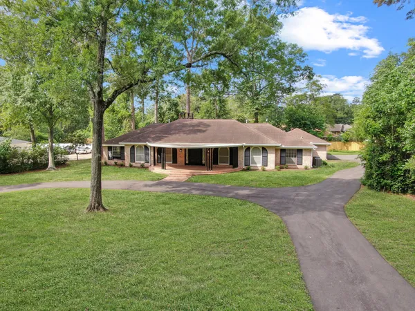 $495,000 | 3 West Briarwood Drive, Conroe, TX 77301