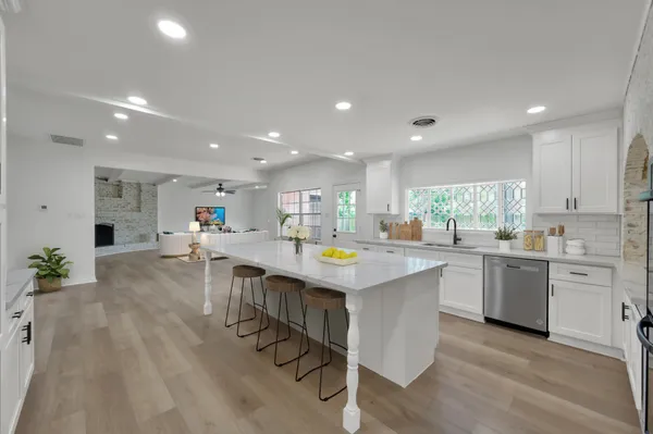 $495,000 | 3 West Briarwood Drive, Conroe, TX 77301