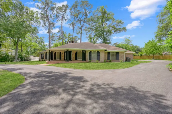 $495,000 | 3 West Briarwood Drive, Conroe, TX 77301