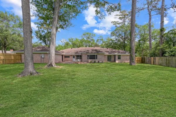 $495,000 | 3 West Briarwood Drive, Conroe, TX 77301