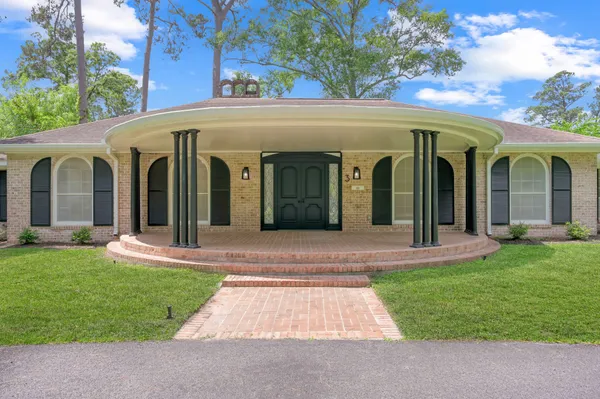 $495,000 | 3 West Briarwood Drive, Conroe, TX 77301