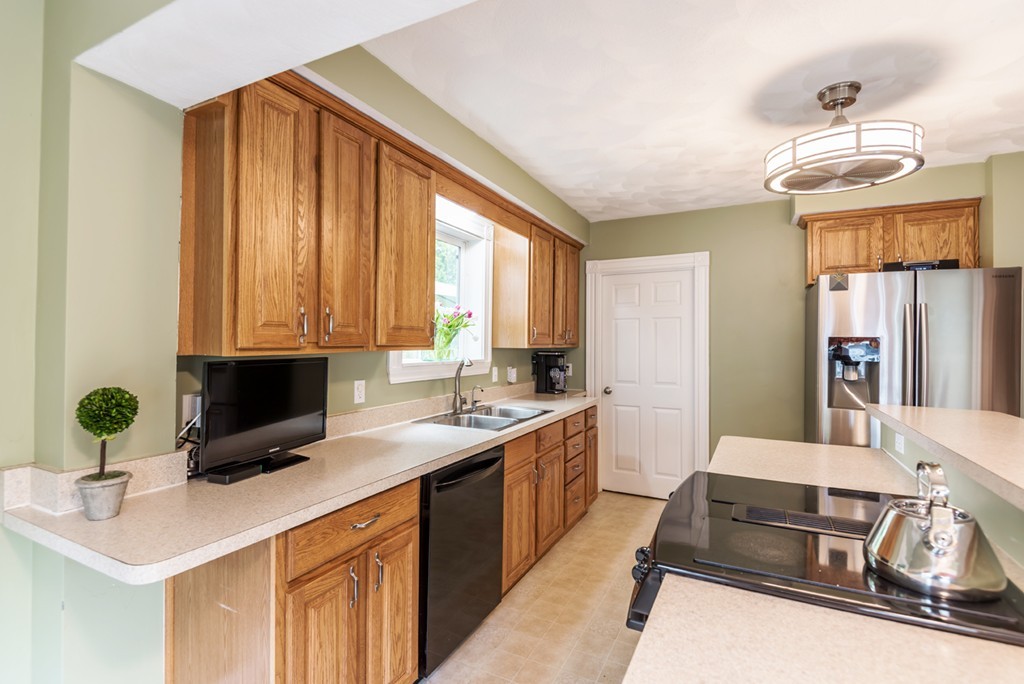 10 Dufton Road Andover, MA 01810 - Photo 8 of 29 Gallery Image 8