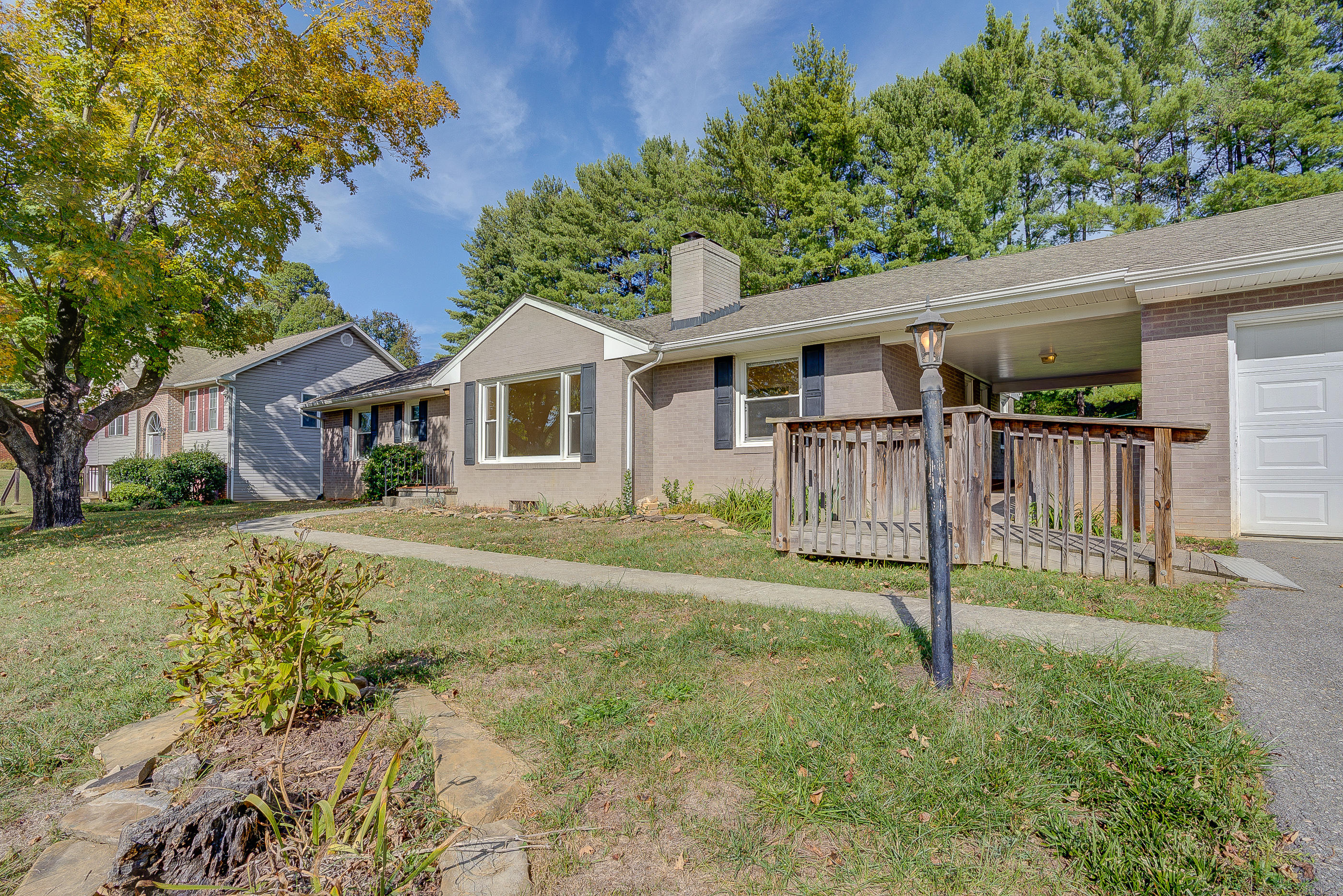 4120 Garst Mill Road Roanoke, VA 24018 - Photo 2 of 43 136