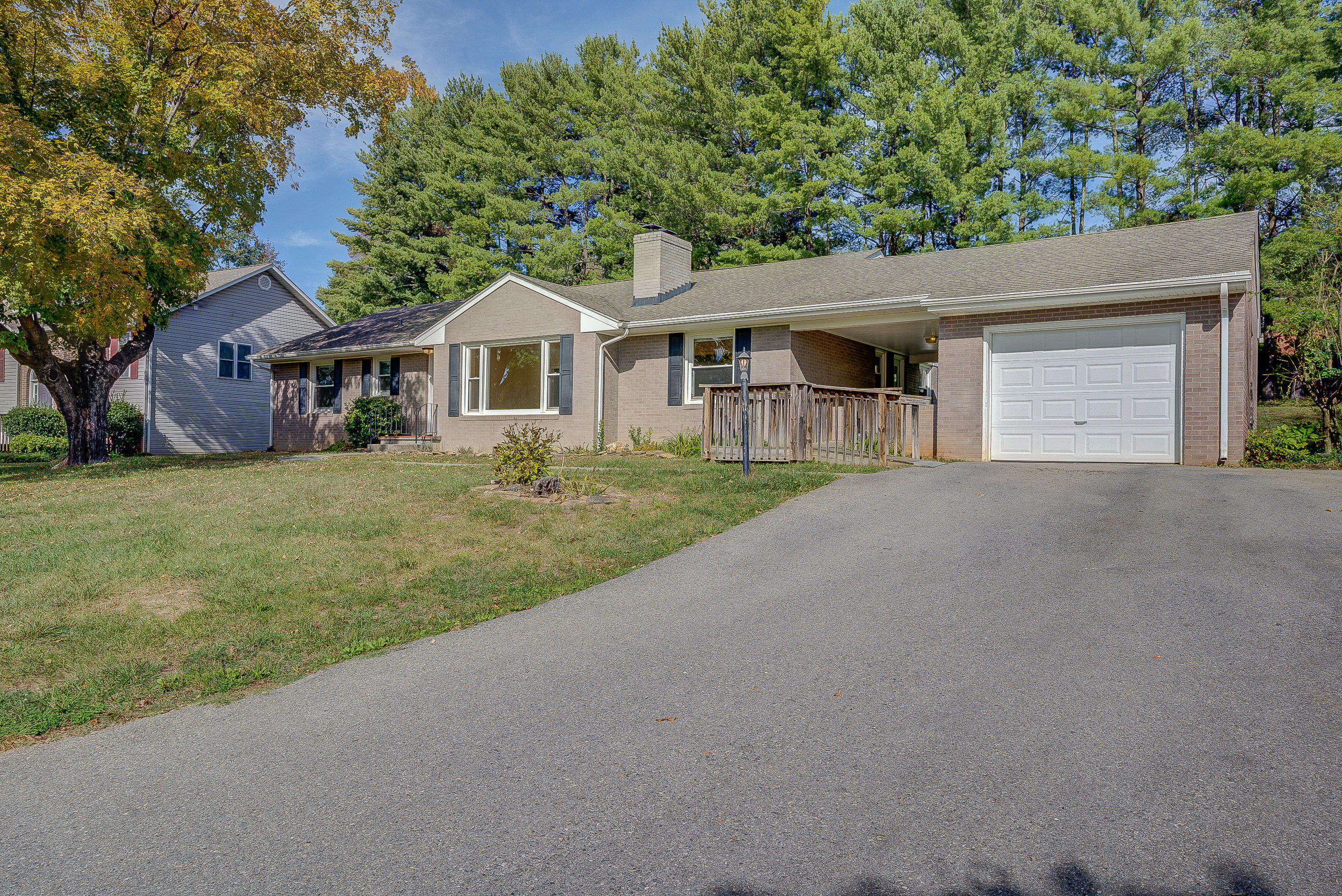 4120 Garst Mill Road Roanoke, VA 24018 - Photo 3 of 43 138