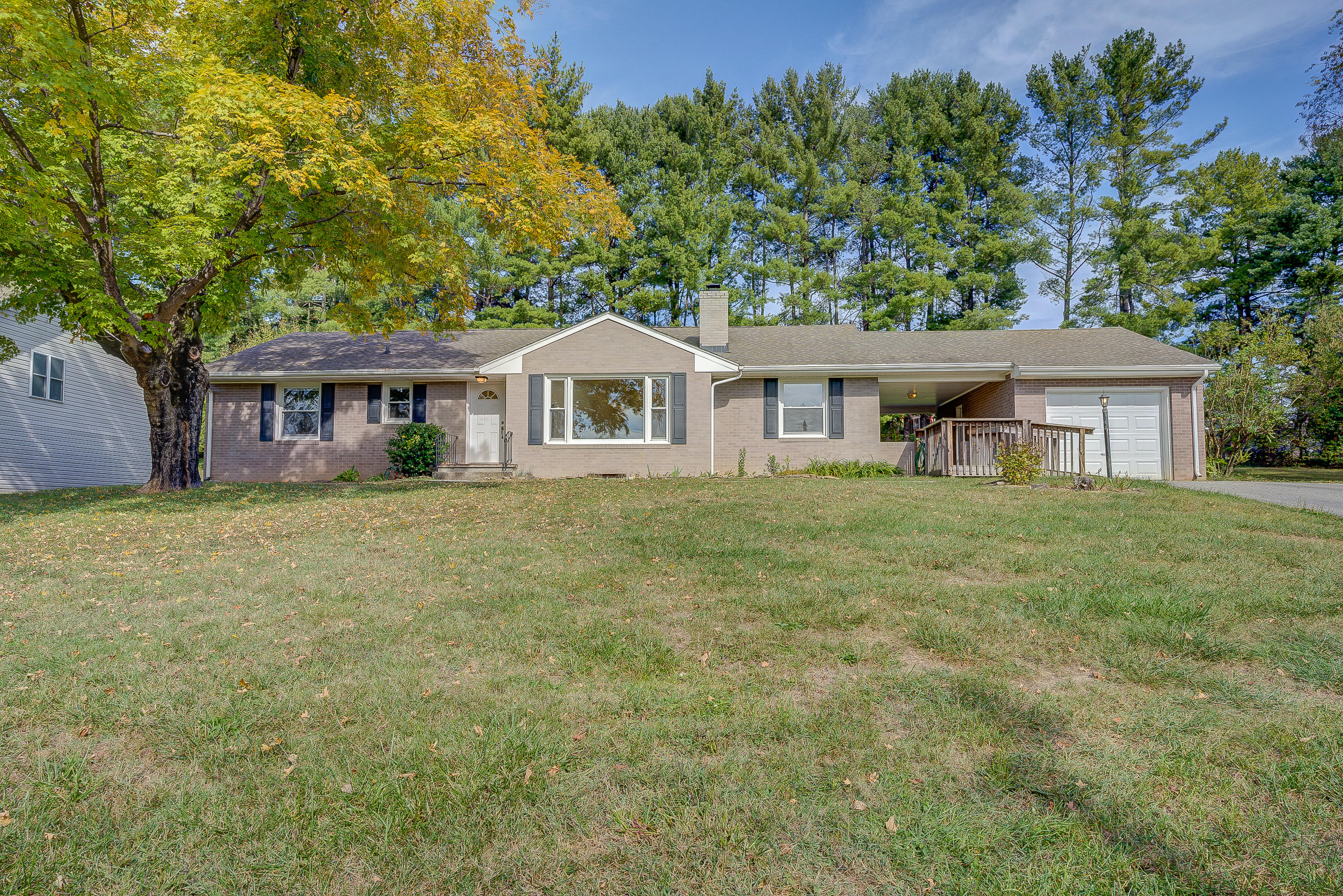 4120 Garst Mill Road Roanoke, VA 24018 - Photo 5 of 43 141