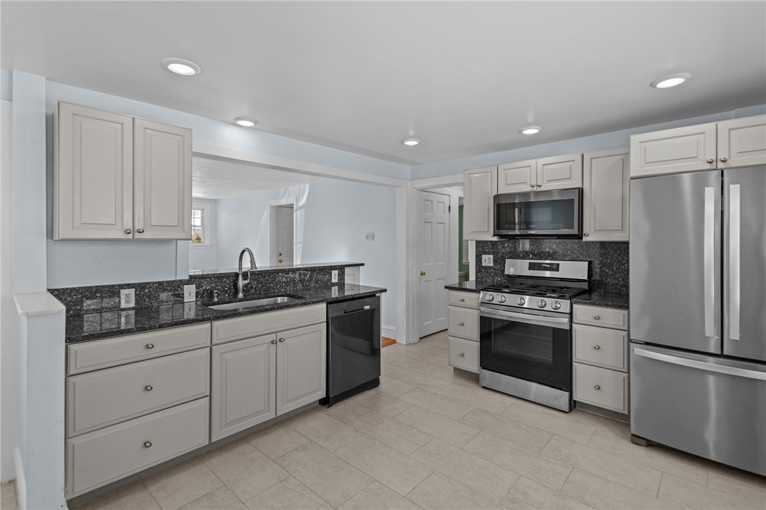 22 Phillips Avenue Warwick, RI 02888 - Photo 3 of 38