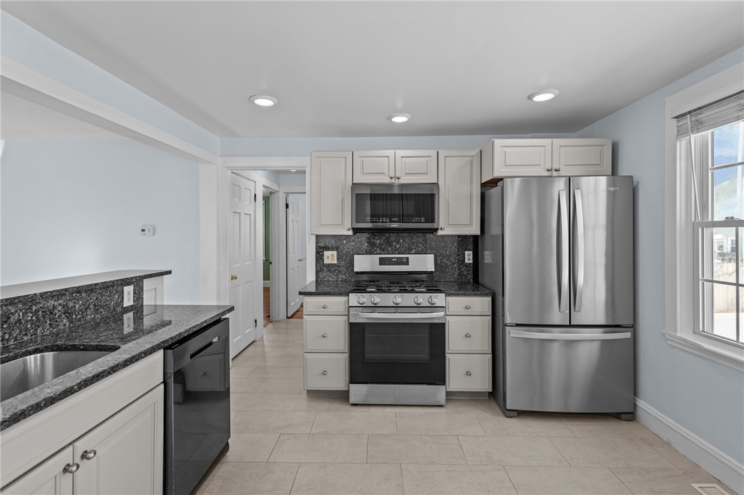 22 Phillips Avenue Warwick, RI 02888 - Photo 4 of 38