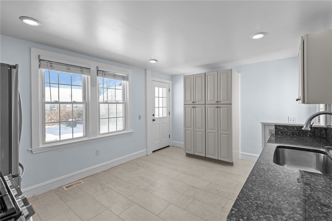 22 Phillips Avenue Warwick, RI 02888 - Photo 6 of 38