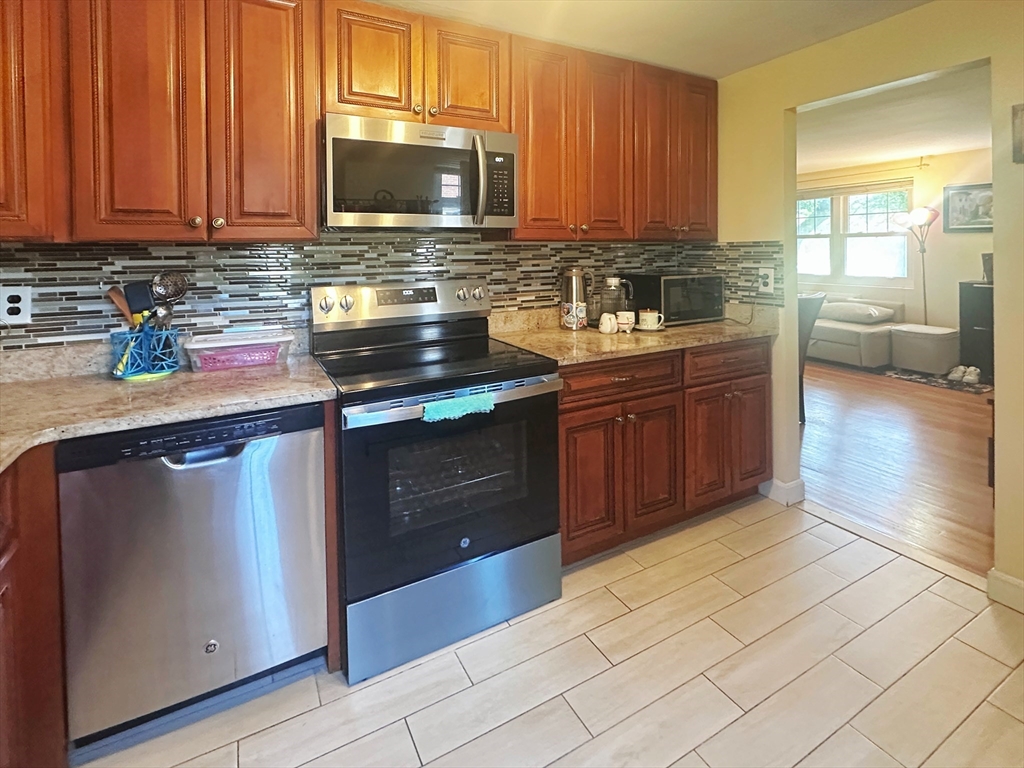 14 Emerson Gardens Road, Unit 14 Lexington, MA 02420 - Photo 8 of 22