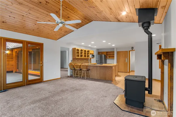 a view of a livingroom with furniture and a ceiling fan