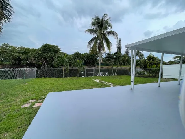 a view of a yard with palm trees