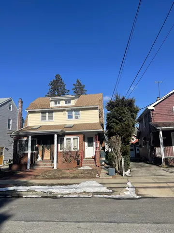 $4,000 | 103 East St Marks Place, Valley Stream, NY 11580
