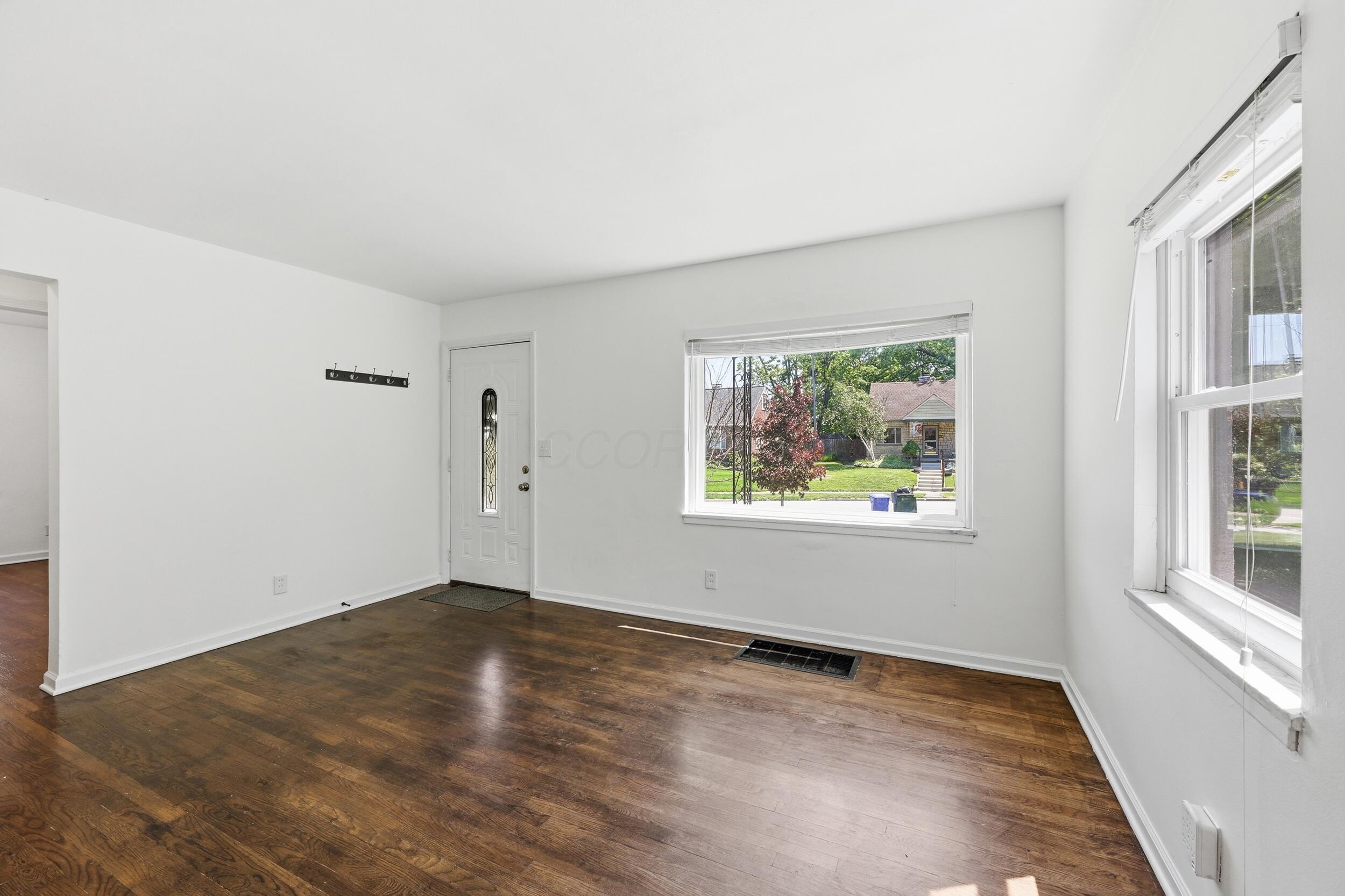 943 South Chesterfield Road Columbus, OH 43209 - Photo 7 of 31 Living room