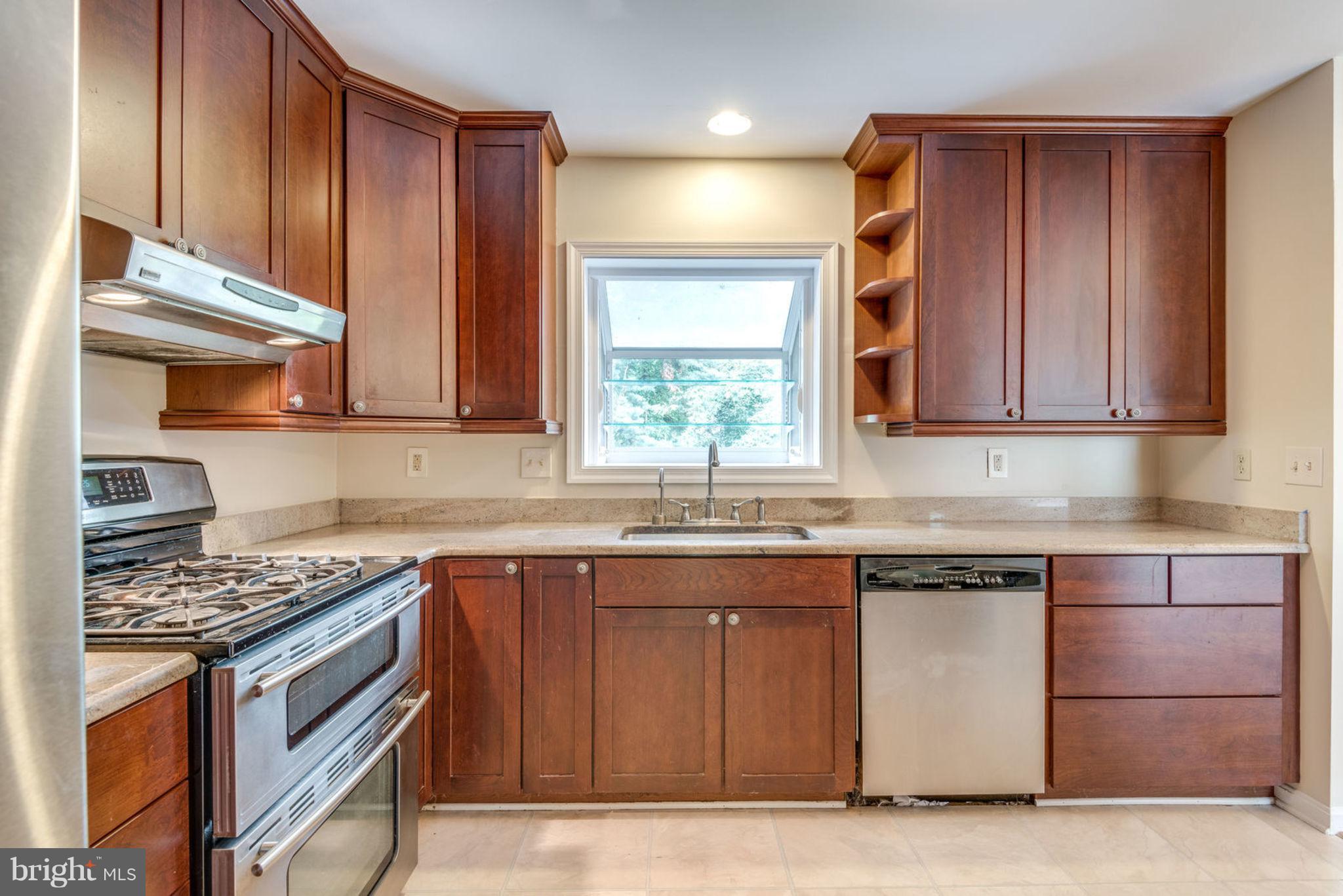 701 West Poplar Road Sterling, VA 20164 - Photo 4 of 28 Kitchen