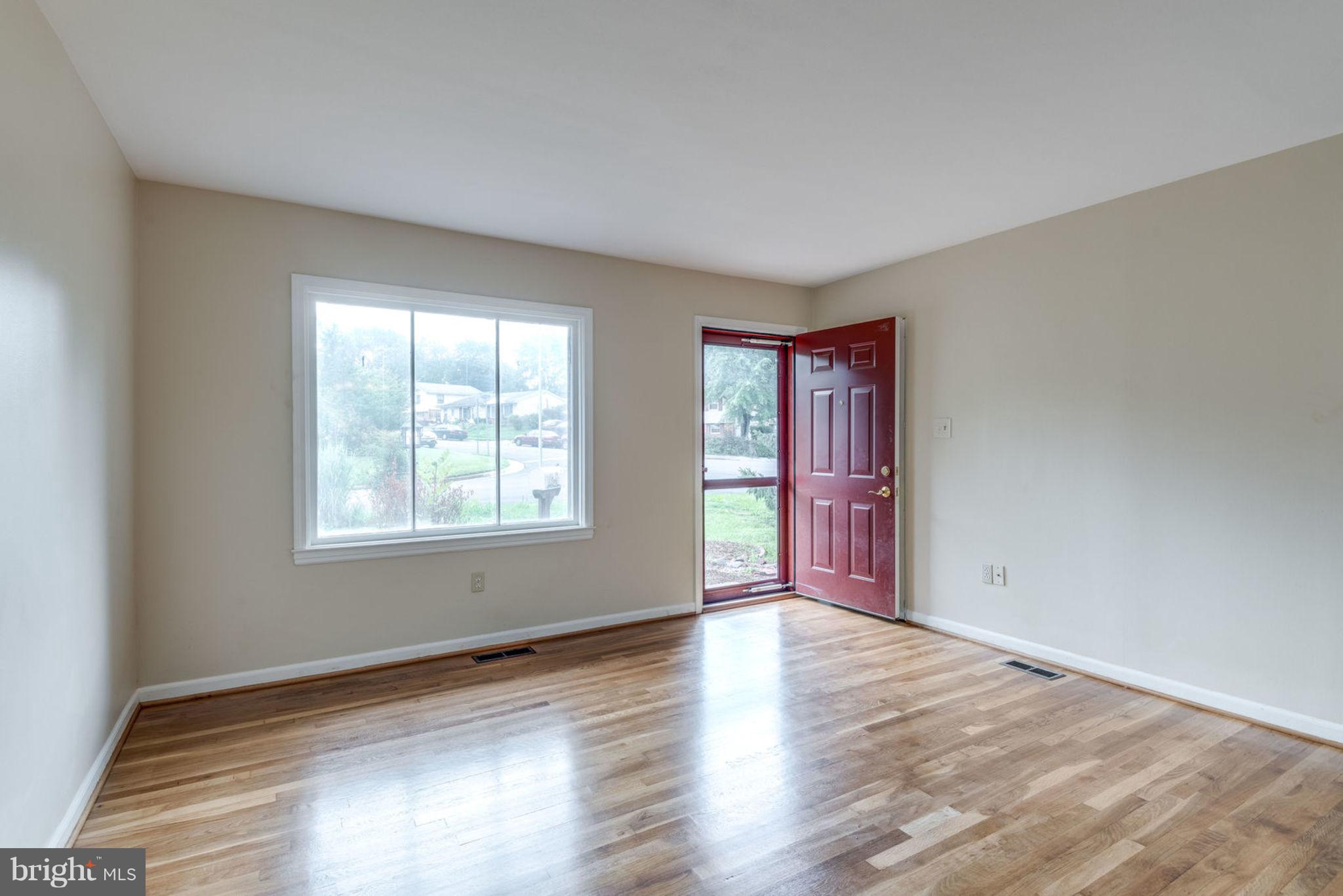 701 West Poplar Road Sterling, VA 20164 - Photo 8 of 28 Living Room